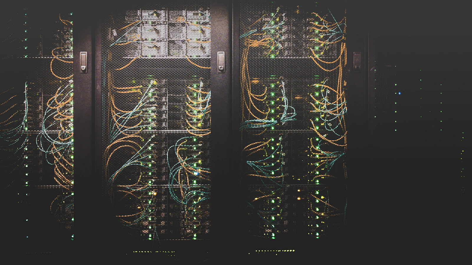 Corredor de servidores em um data center com iluminação baixa