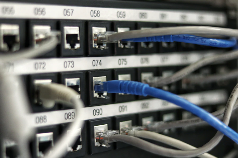 Fileira de racks em sala de servidores escura
